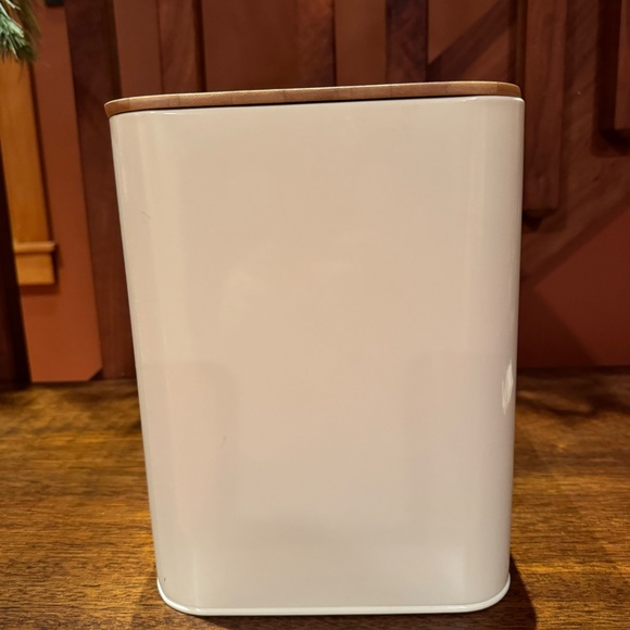 Extra Large Space Saving Vertical Bread Box with Eco Bamboo Cutting Board Lid - Picture 5 of 6